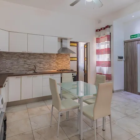 Bormla - Comfortable Two Bedroom Apartment *
